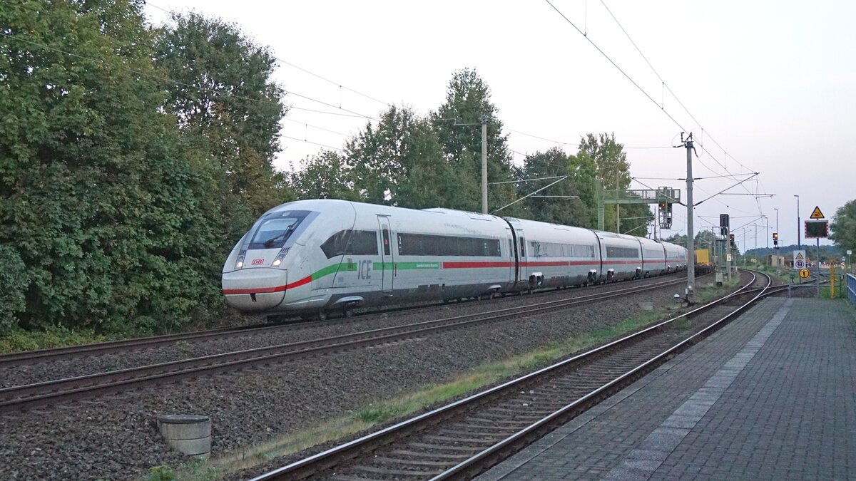 Ein ICE München Hbf - Hamburg-Altona bei der Durchfahrt durch den Bahnhof Hohenwulsch. Aufgrund von Bauarbeiten an der SFS Hamburg - Berlin werden die Fernzüge Hamburg - Berlin bis November über Uelzen, Salzwedel und Stendal umgeleitet.
Aufgenommen im September 2021.