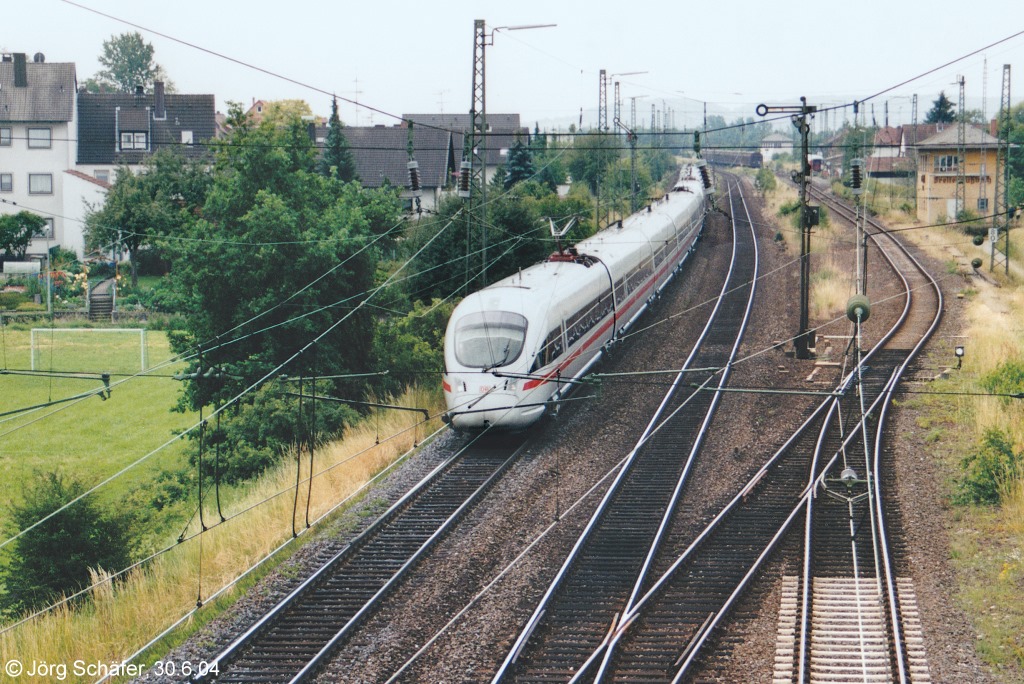 Ein ICE von München nach Berlin fuhr am 30.6.04 durch den Bahnhof Breitengüßbach. Ob sich wohl ein paar Fahrgäste über die historischen Formsignale auf der wichtigen Hauptstrecke wunderten?