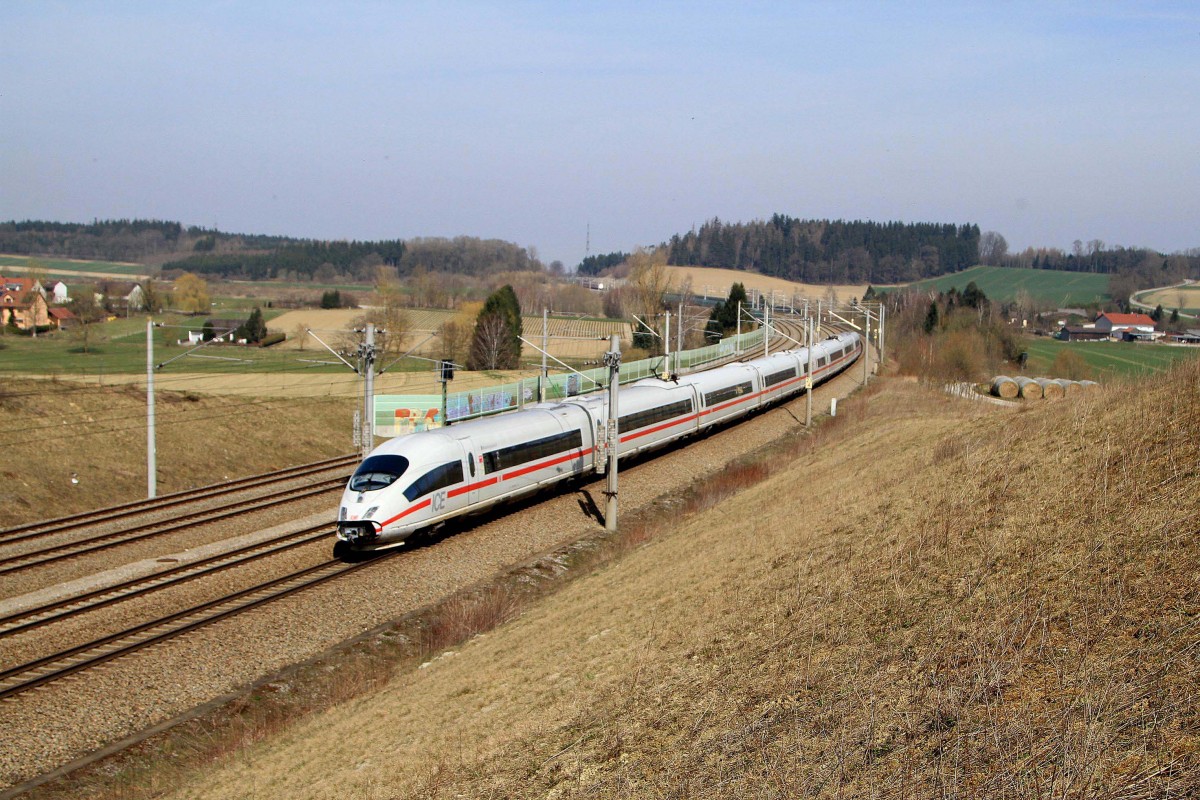 Ein ICE von München Richtung Ingolstadt bei Hebertshausen am 09.04.2015