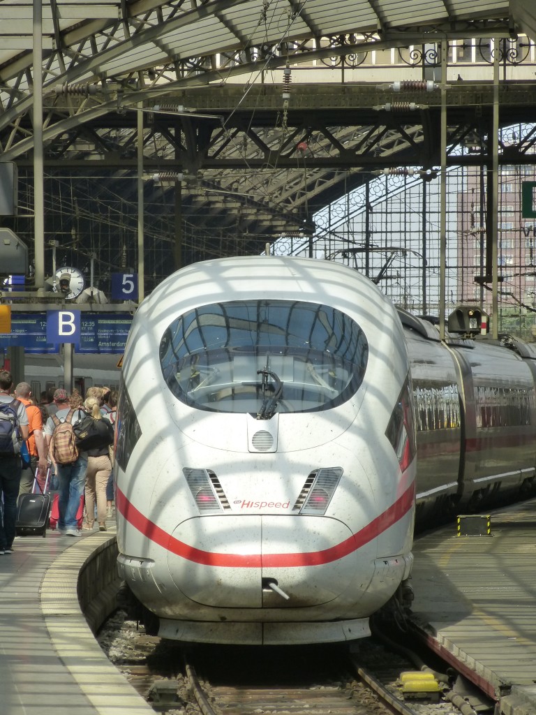 Ein ICE nach Amsterdam steht hier am 22.08.2013 im Klner Hbf zur Abfahrt bereit.