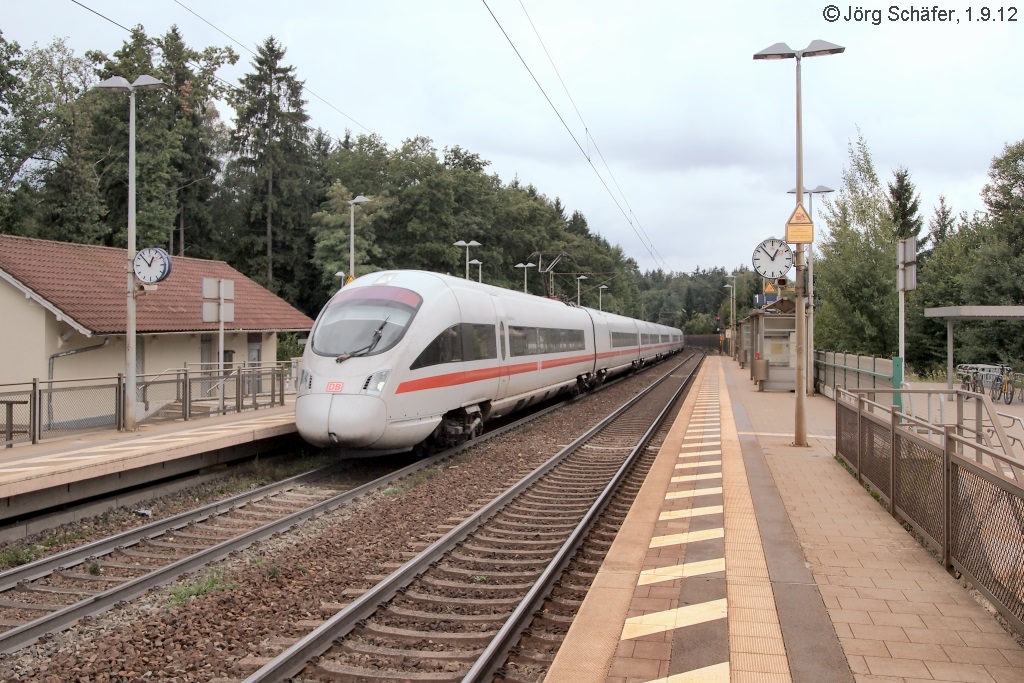 Ein ICE nach Wien raste am 1.9.12 durch den schlichten Haltepunkt Oberferrieden.
