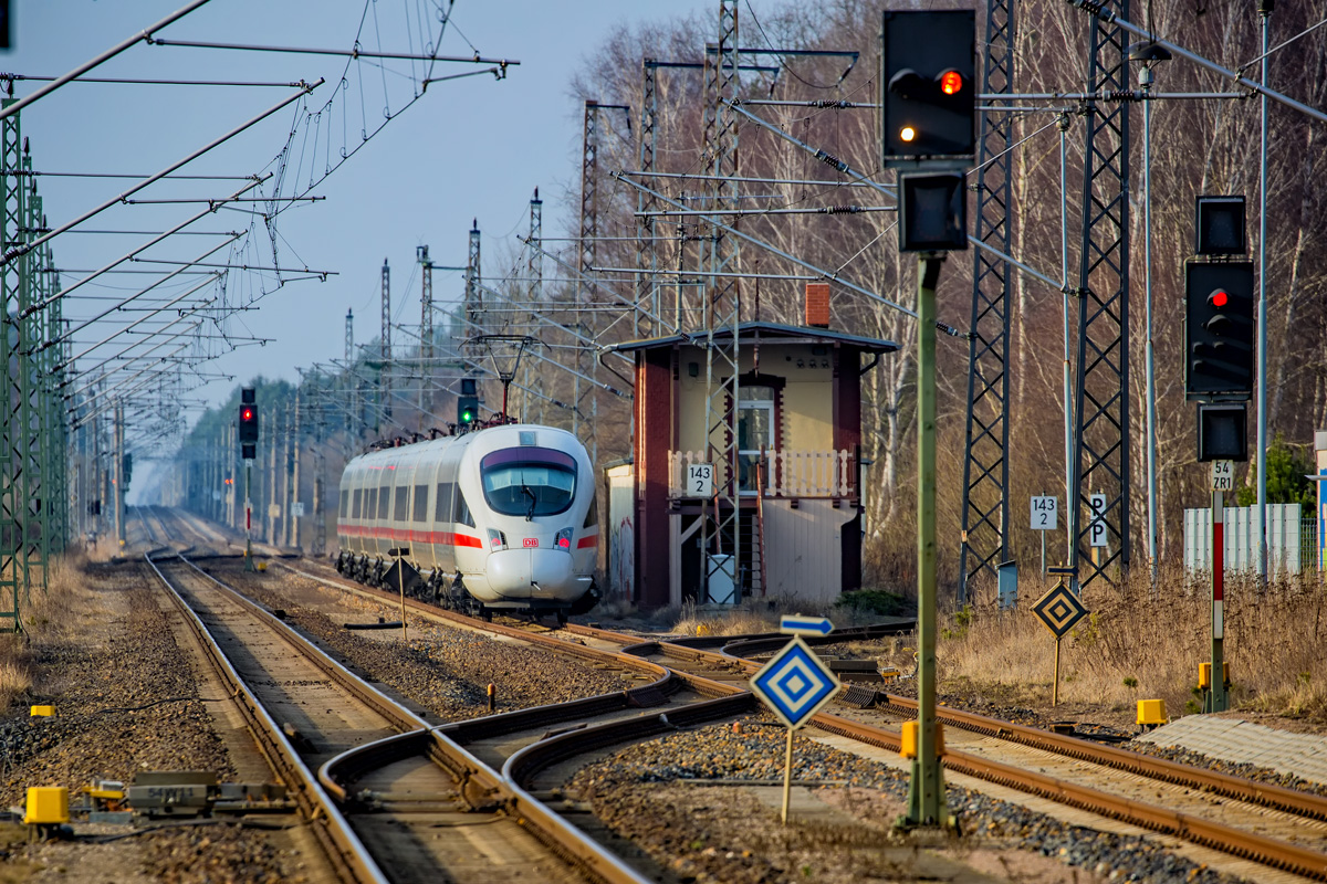 Ein ICE rauscht am ehem. Befehlsstellwerk auf dem Bahnhof Jatznick vorbei in Richtung Stralsund. - 08.03.2017