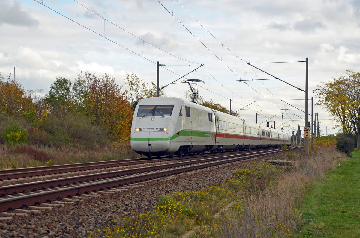 Ein ICE der Reihe 402 war am 27.10.20 unterwegs als ICE 192 von Leipzig nach Berlin. Hier rollt er durch Greppin Richtung Dessau. 