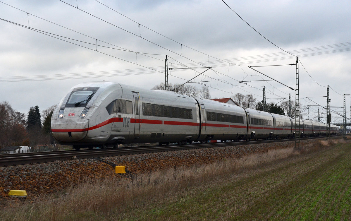 Ein ICE der Reihe 412 war am 25.12.18 von Berlin aus auf dem Weg nach München. Hier rollt er als ICE 509 durch Gräfenhainichen Richtung Bitterfeld.