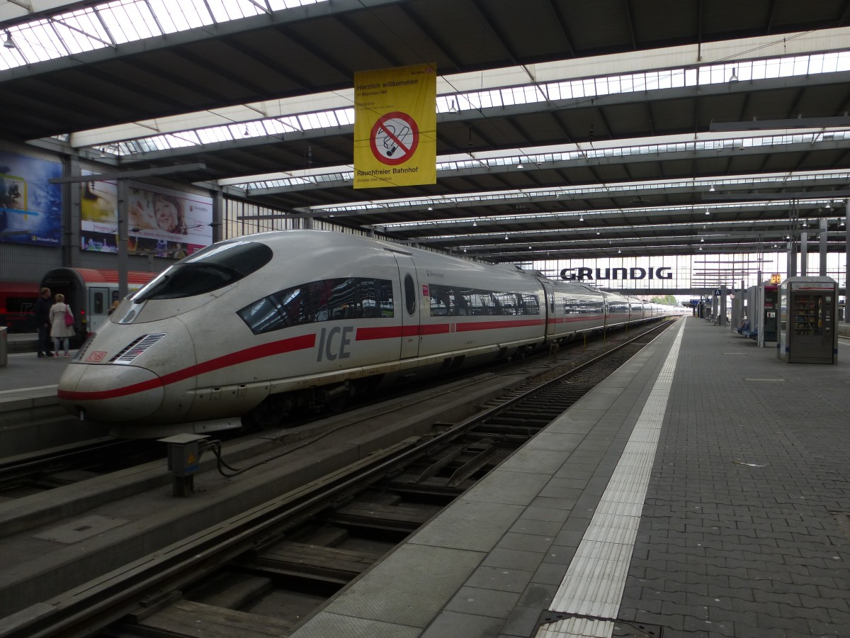 Ein ICE Richtung Hamburg stand am 22.04.2015 im Münchner Hauptbahnhof zur Fahrt bereit.