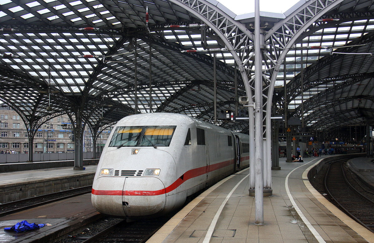 Ein ICE steht im Kölner-Hbf.
Aufgenommen von Bahnsteig 4 in Kölner-Hbf.  
Am Nachmittag vom 23.7.2017.