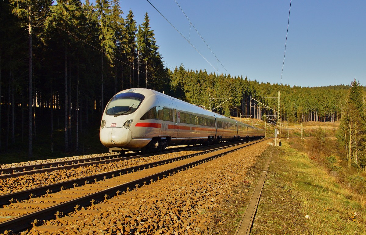 Ein ICE-T 411 082-1  Mainz  ist auf dem Weg in Richtung Nürnberg gesehen am 16.11.15 bei Steinbach am Wald.