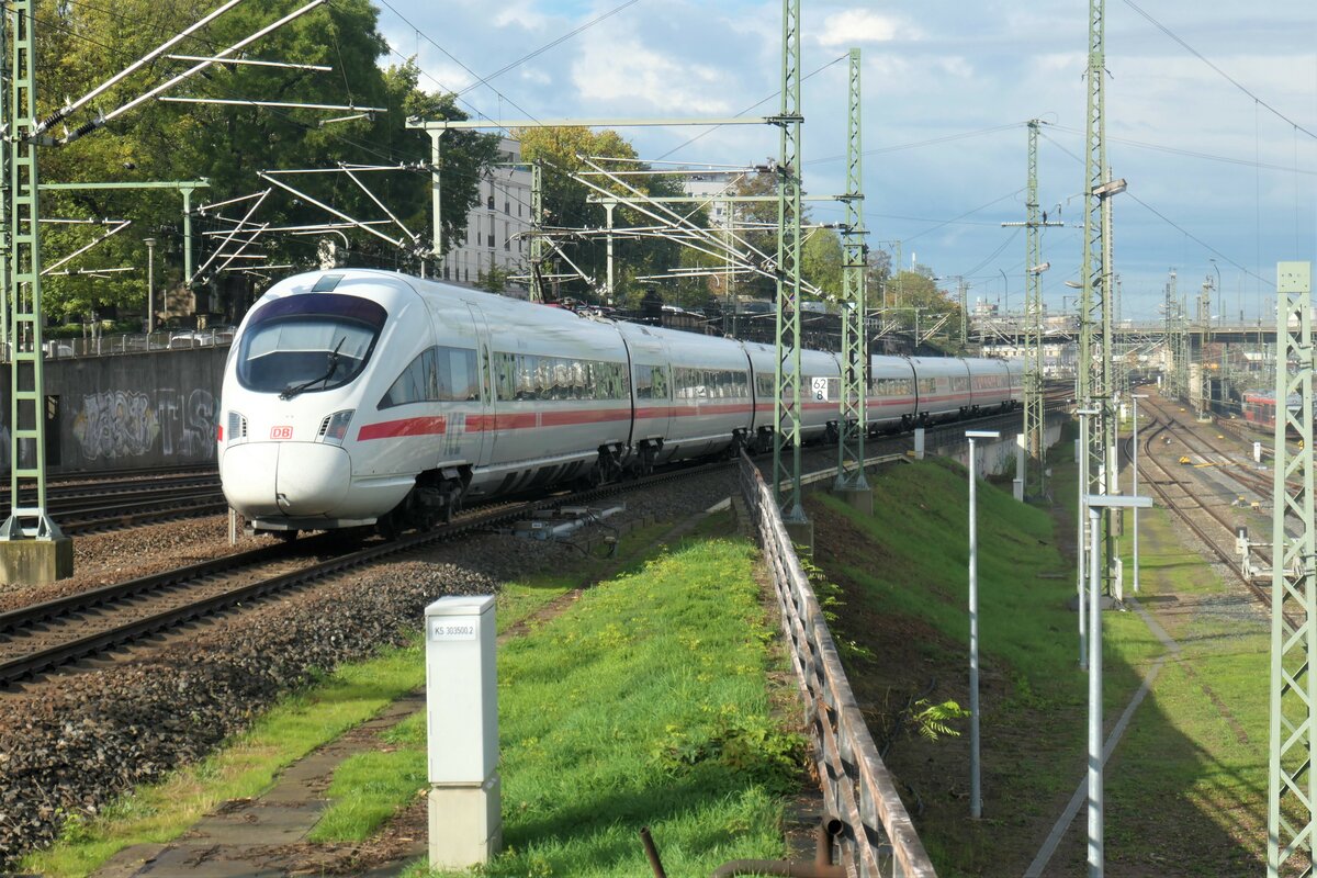 Ein ICE T als IC nach Frankfurth/Main, fotografiert am 22.10.2022 in Dresden Hauptbahnhof
