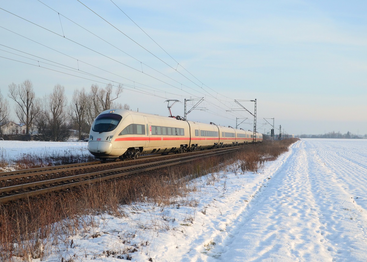 Ein ICE-T als ICE 90 nach Hamburg am 03.02.2015 bei Plattling.