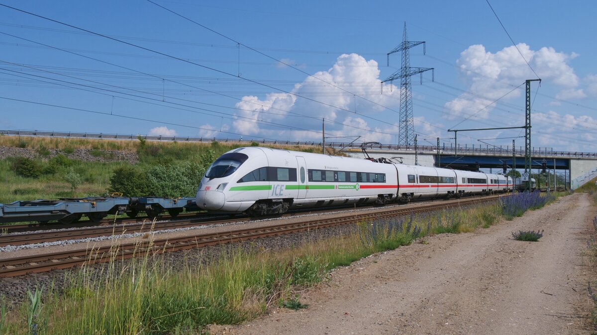 Ein ICE T als ICE26 Karlsruhe - Rostock kurz vor der Durchfahrt durch den Bahnhof Kavelstorf. Aufgrund von Bauarbeiten zwischen Schwaan und Rostock wurden die Fernzüge über Güstrow unmd Plaaz umgeleitet.
Aufgenommen im Juni 2023.