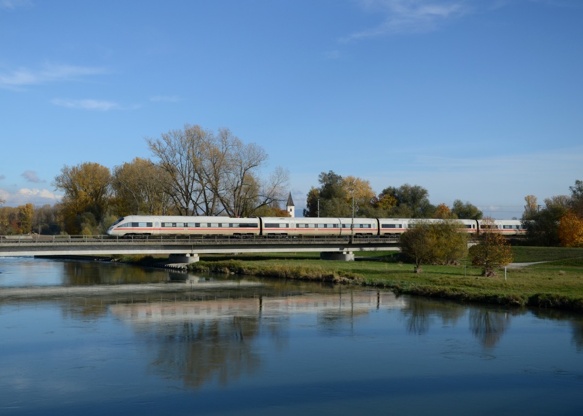 Ein ICE-T am 24.10.2013 auf der Isarbrcke bei Plattling.