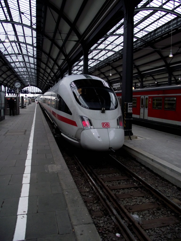 Ein ICE T (BR 411) steht am 21.11.13 in Wiesbaden Hbf 