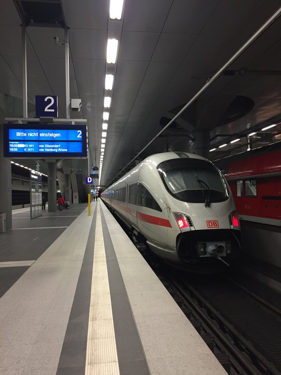 Ein ICE T (BR 411) wartet in Berlin Hbf(tif) auf die Abfahrt nach Rummelsburg. Der Zug kam als zweiter Zugteil des ICE 1517 ( Hamburg Hbf - München Hbf) aus Hamburg und endet hier planmäßig. 

Aufnahmedatum: 29.11.16
Aufnahmeort:       Berlin Hbf(tief)

Dies ist mein erstes Foto auf dieser Plattform !!!! :)
