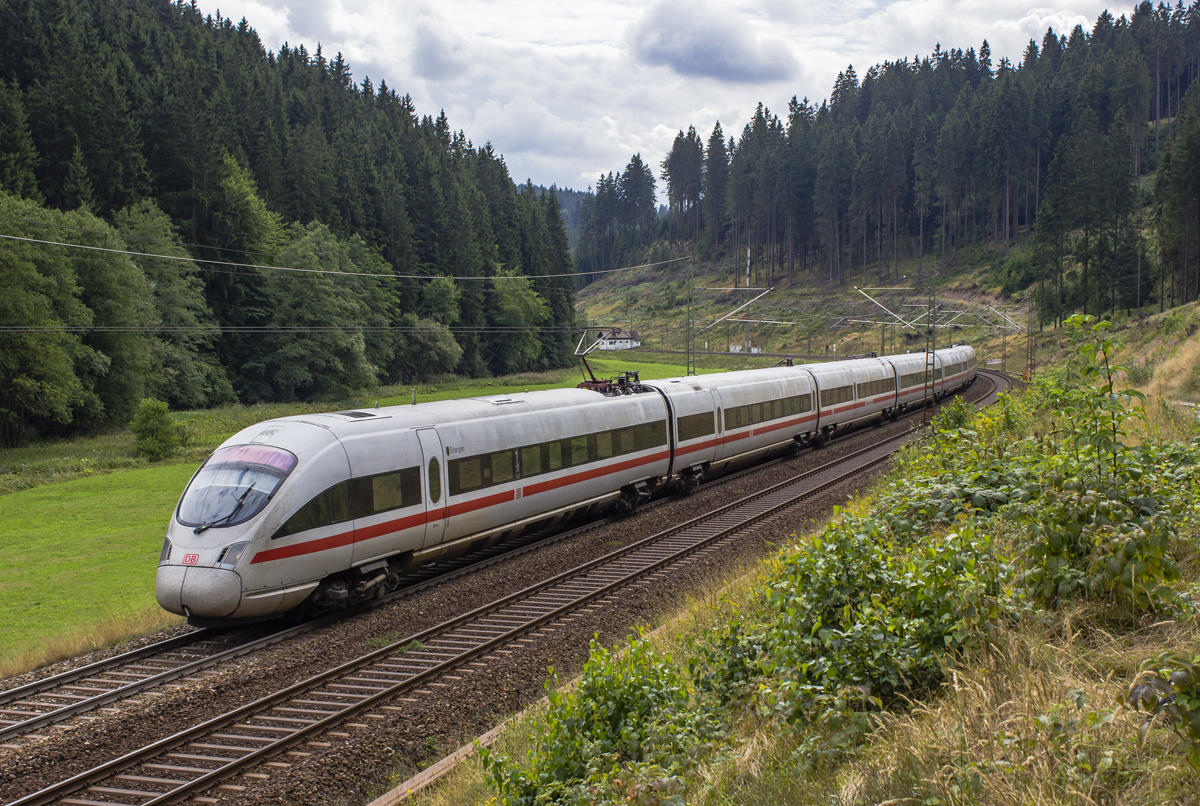 Ein ICE-T nach Berlin ist am 20.08.2013 zwischen F�rtschendorf und Steinbach am Wald unterwegs.