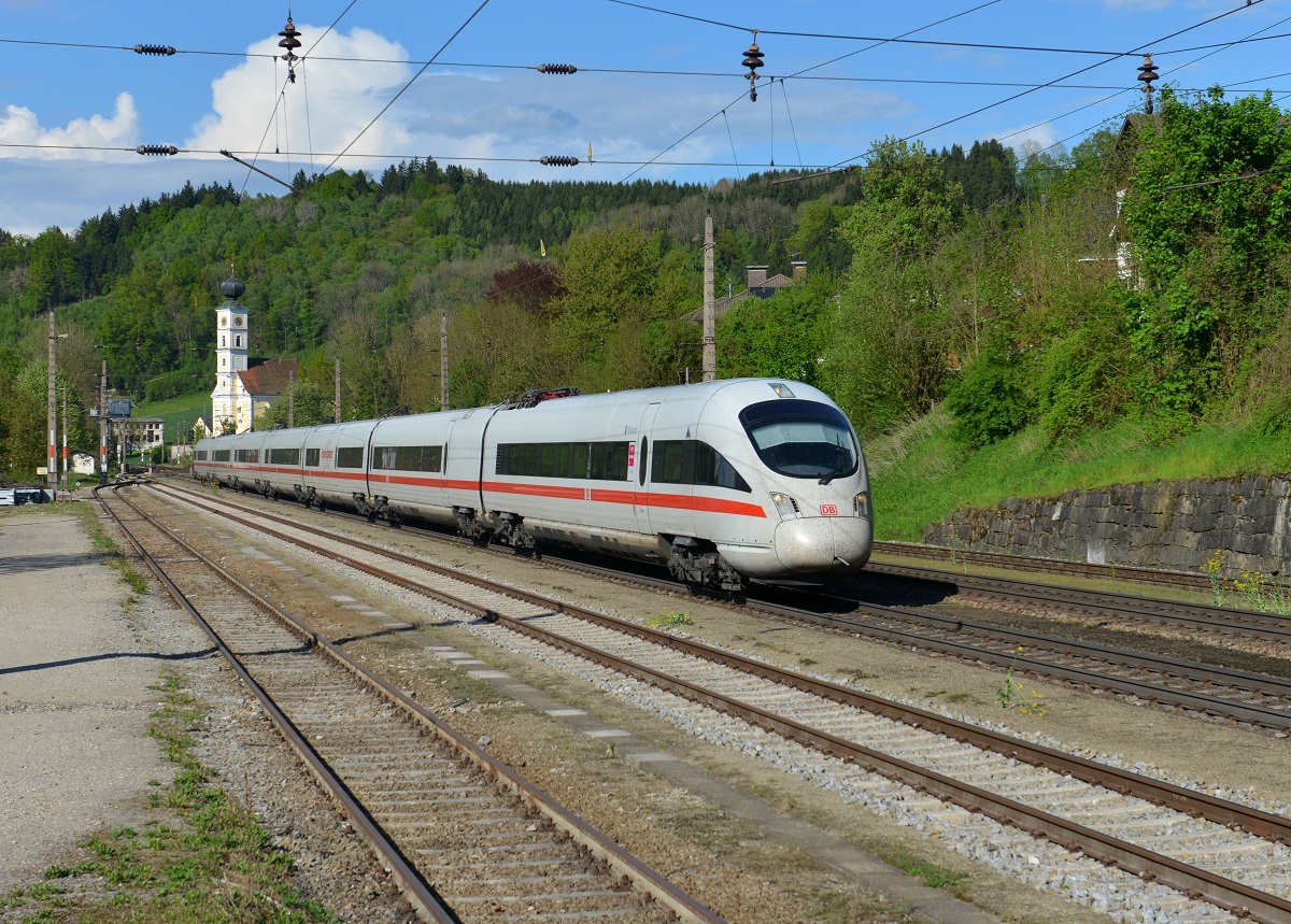 Ein ICE-T nach Wien am 25.04.2014 bei der Durchfahrt in Wernstein am Inn.