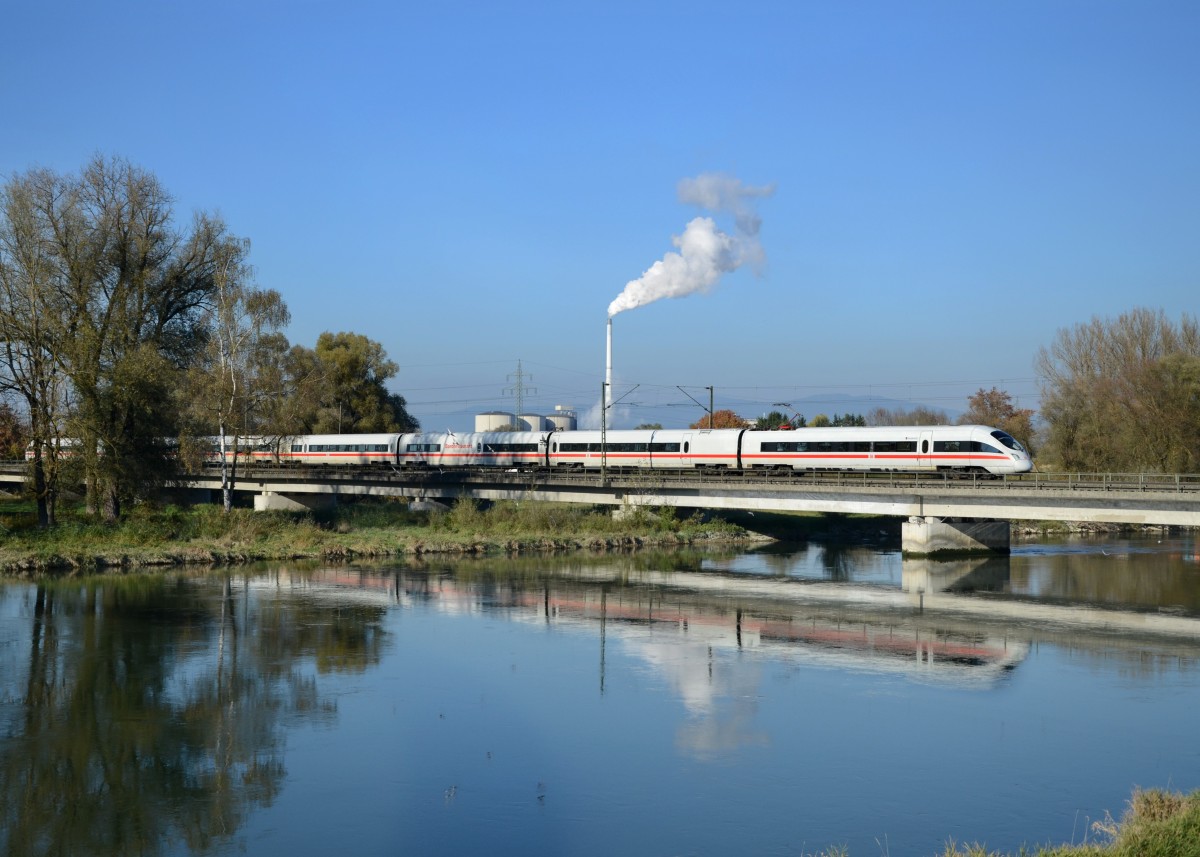 Ein ICE-T nach Wien West am 31.10.2013 auf der Isarbrcke bei Plattling.