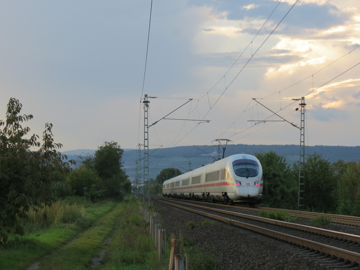 Ein ICE-T passierte als ICE26 am 20.09.2014 Gau-Algesheim. 