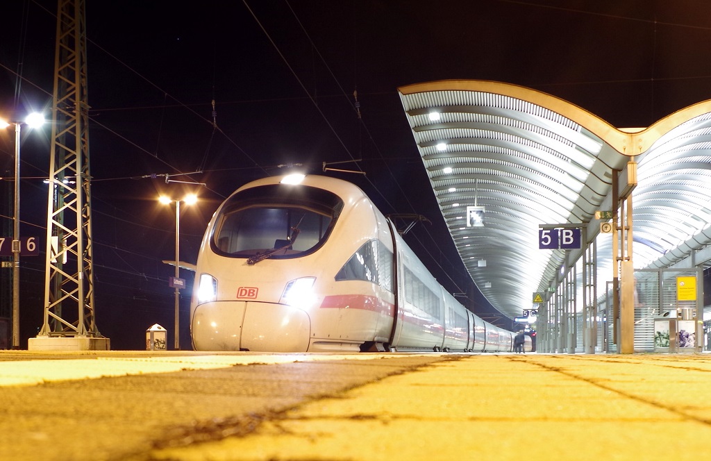 Ein ICE-T steht am 11.01.2014 in Lichtenfels und wartet auf die Ausfahrt Richtung Bamberg. 