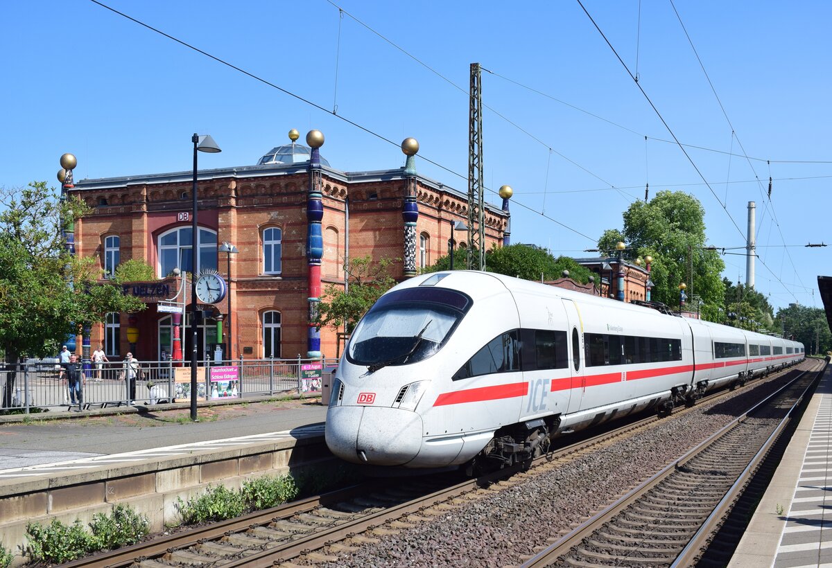 Ein ICE T steht im Hundertwasser Bahnhof in Uelzen und wartet auf Abfahrt.

Uelzen 15.07.2023