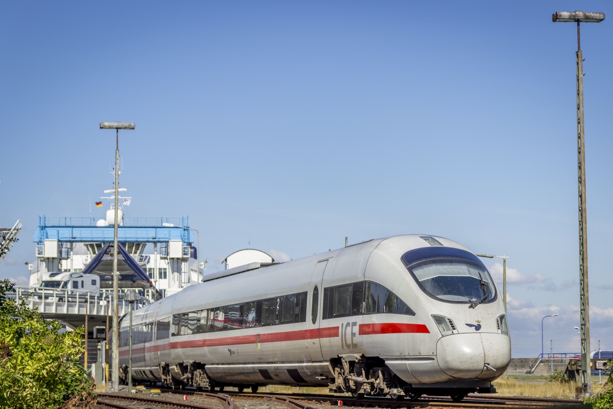 Ein ICE-TD verlässt das Fährschiff  Deutschland  der Fährlienie Puttgarden-Rødbyhavn. Er schleicht mit gemütlichen 10 km/h auf Gleis 3 in den Bahnhof Puttgarden. Ein anderer ICE wartet bereits auf die Einfahrt auf das Fährschiff um auf die andere Beltseite überzusetzen. (26.08.2013, das Bild wurde vom Fußgängerüberweg zum Inselbahnsteig aufgenommen. Ortskundige wissen wovon ich rede. *neue Version*)