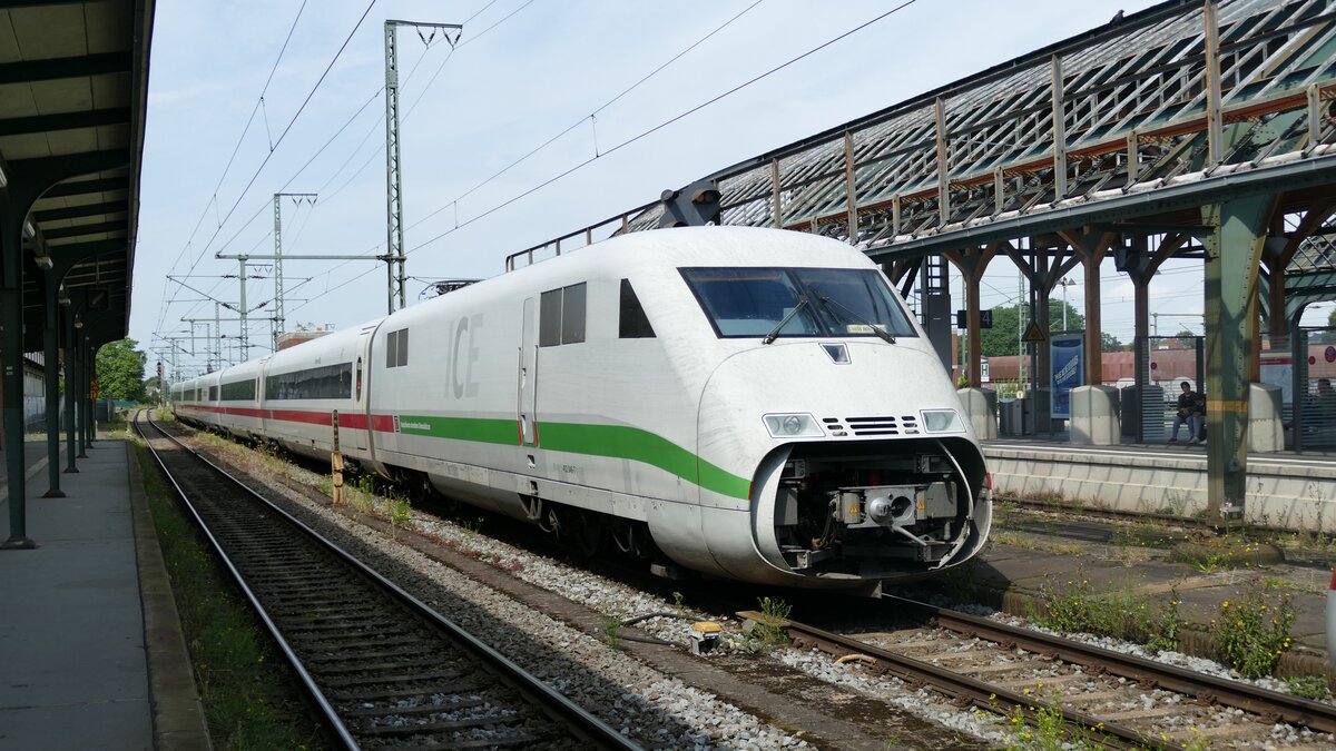 Ein ICE2 (BR 402) steht abgestellt während des Bahnstreiks im August 2021 im Oldenburger Hbf.