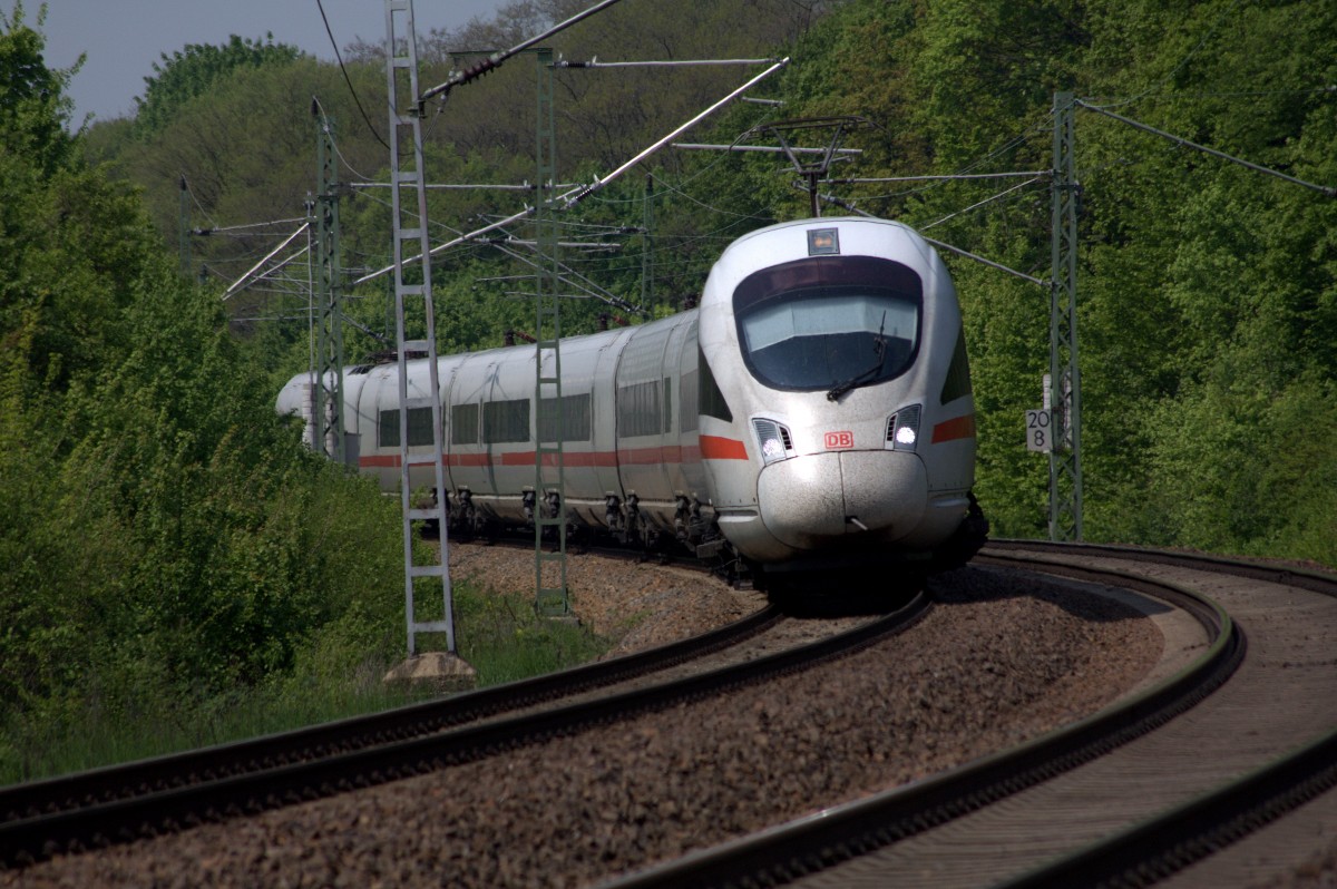Ein ICE2 von Leipzig nach Dresden fahrend, abgelichtet auf der Strecke Niederau/Oberau, 26.04.2014, 11:53 Uhr   