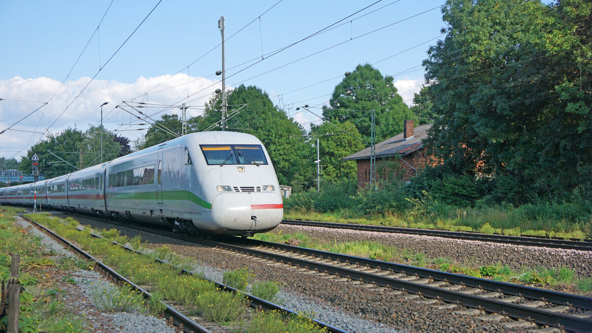 Ein ICE2 Richtung Köln Hbf kurz vor der Durchfahrt durch den Bahnhof Bückeburg. 
Aufgenommen im August 2021.