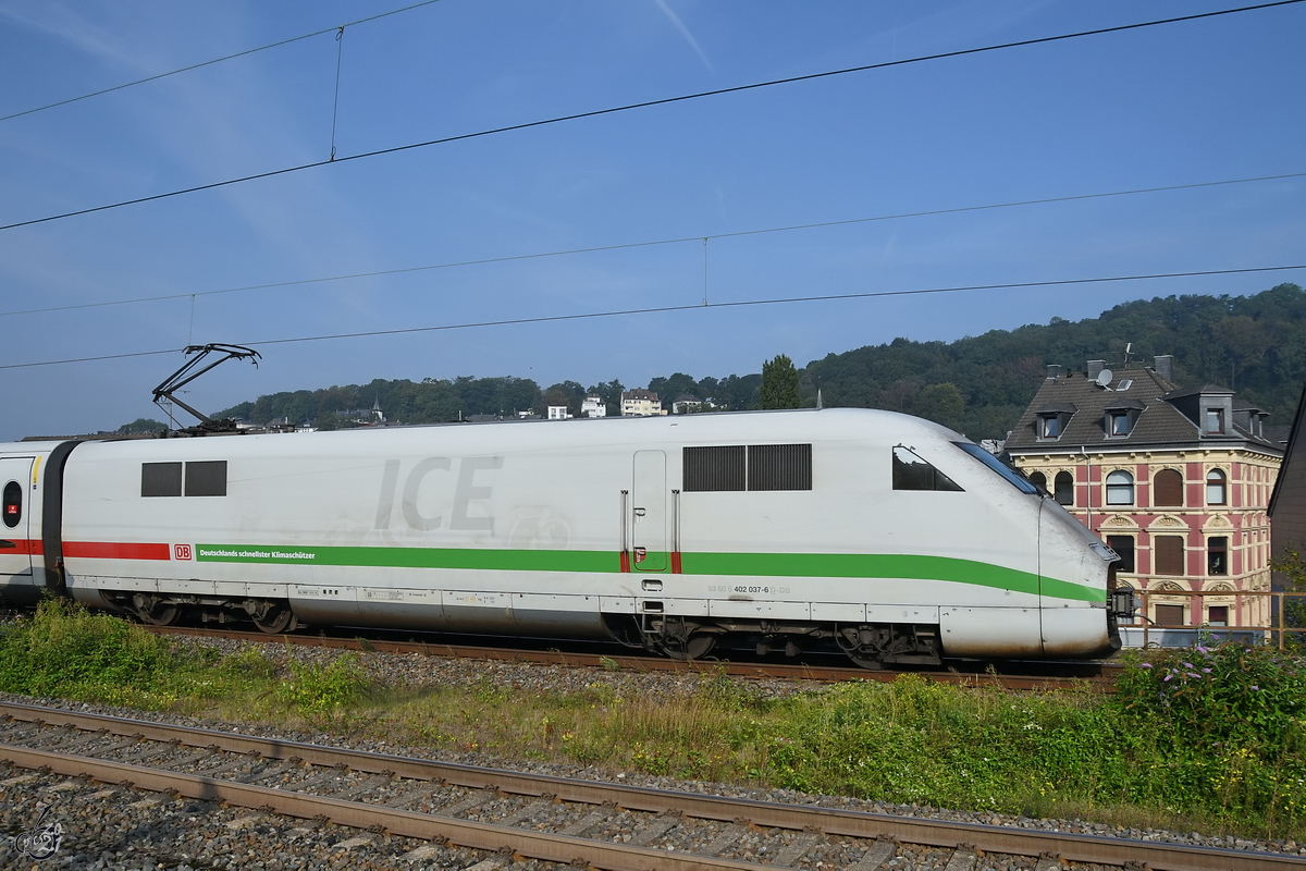 Ein ICE2-Triebkopf (402 037) war Mitte September 2021 in Wuppertal-Unterbarmen auf dem Ferngleis unterwegs.