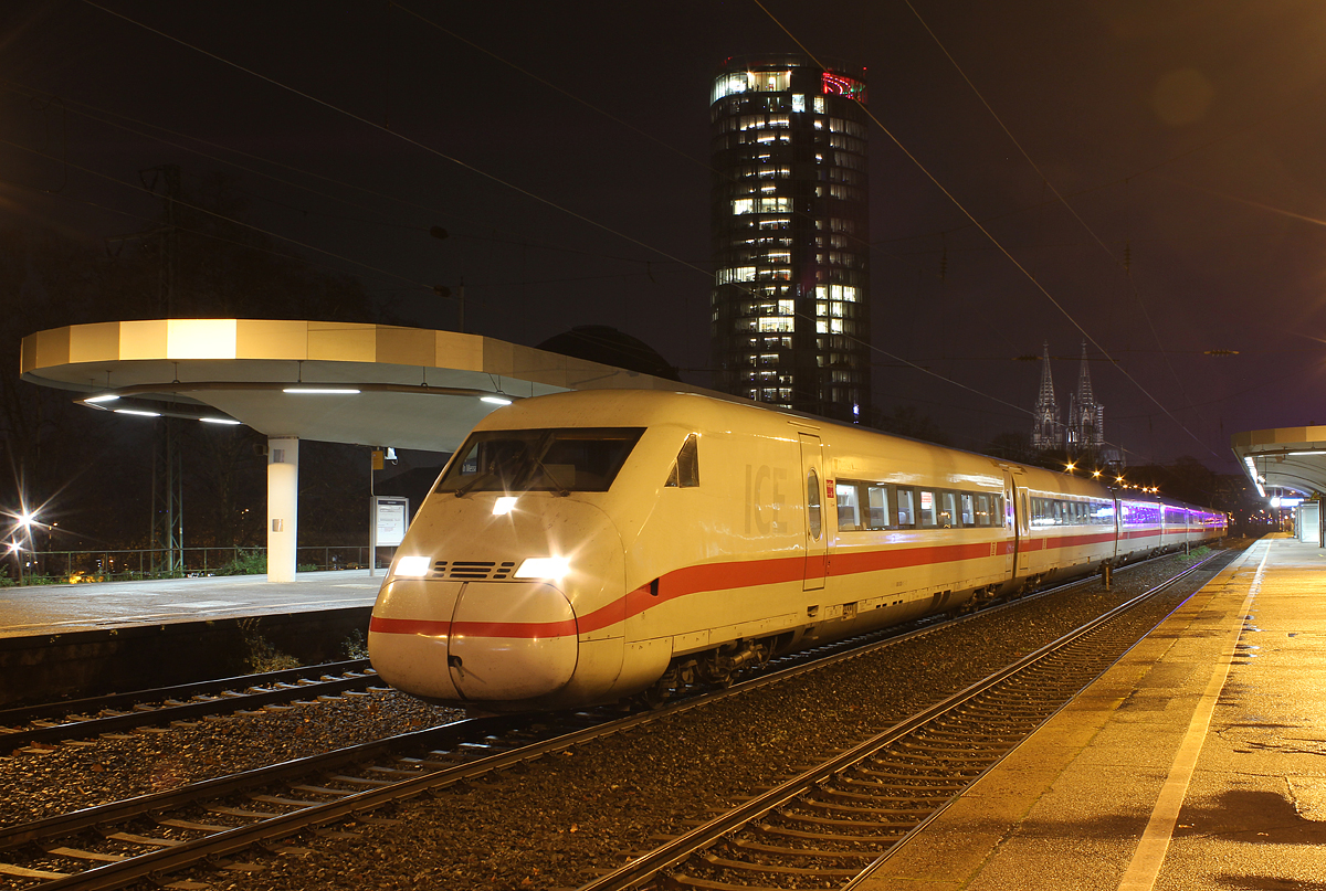 Ein ICE2 wartet auf die Einfahrt ins BW Deutzerfeld in Köln Messe/Deutz am 07.12.2013