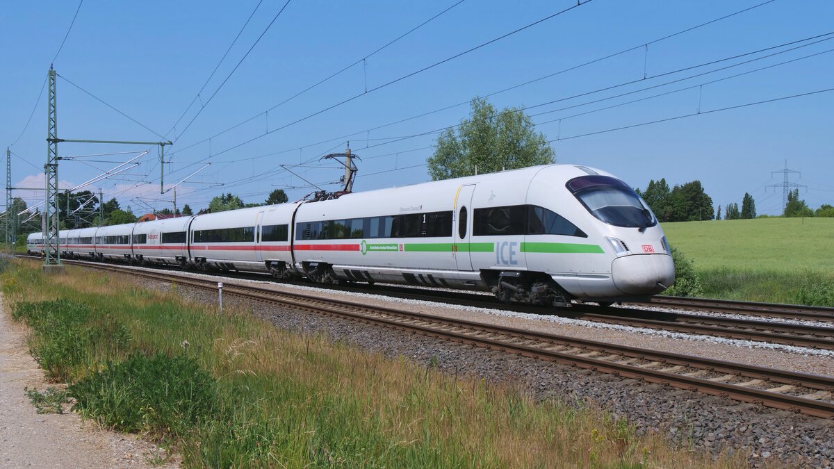 Ein ICE26 Richtung Stralsund kurz vor der Durchfahrt durch Kavelstorf. Aufgrund von Bauarbeiten zwischen Rostock und Schwaan mussten die ICEs Hamburg - Stralsund über Güstrow und Plaaz umgeleitet werden.
Aufgenommen im Juni 2023.