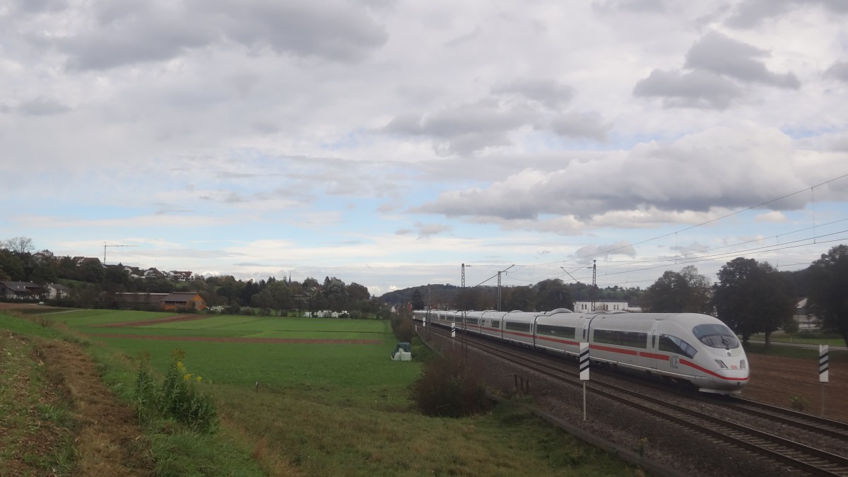 Ein ICE3 befährt hier als ICE517 auf der Relation München-Stuttgart die Filsbahn. (Ebersbach, Oktober 2014)