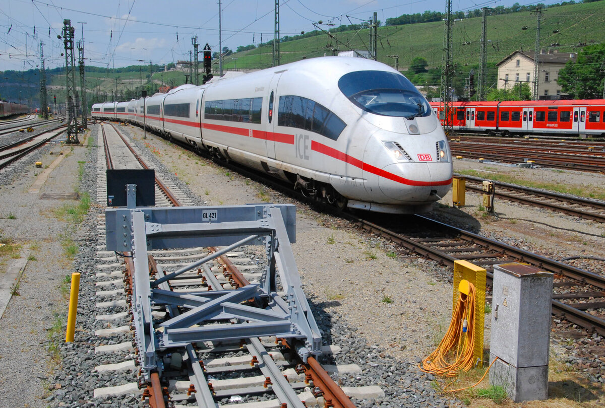 Ein ICE3 fährt am 19.06.2021 aus Richtung Westen in den Würzburger Hbf auf Gleis 5 ein. 
