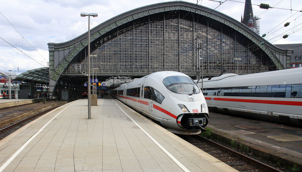 Ein ICE3 verlässt den Kölner-Hbf in Richtung Köln-Bahnwerk.
Aufgenommen von Bahnsteig 6 in Kölner-Hbf.
Am Nachmittag vom 23.7.2017. 