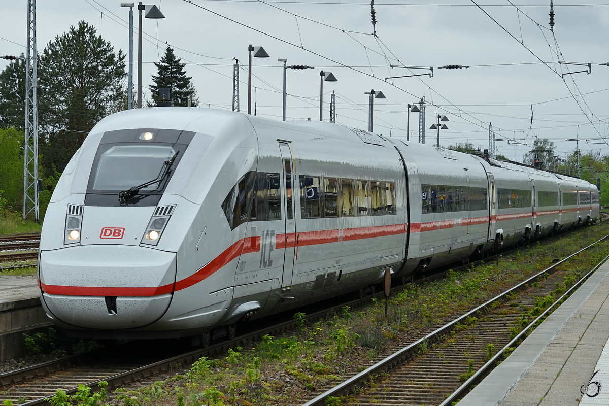 Ein ICE4 (9207) ist gerade am Hauptbahnhof in Neustrelitz angekommen. (Mai 2021)