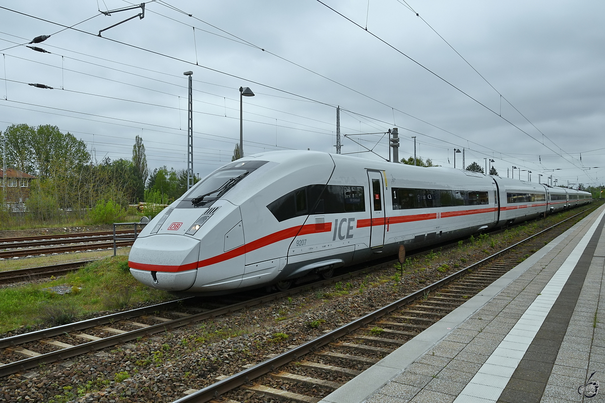 Ein ICE4 (9207) ist hier bei der Abfahrt vom Hauptbahnhof Neustrelitz zu sehen. (Mai 2021)