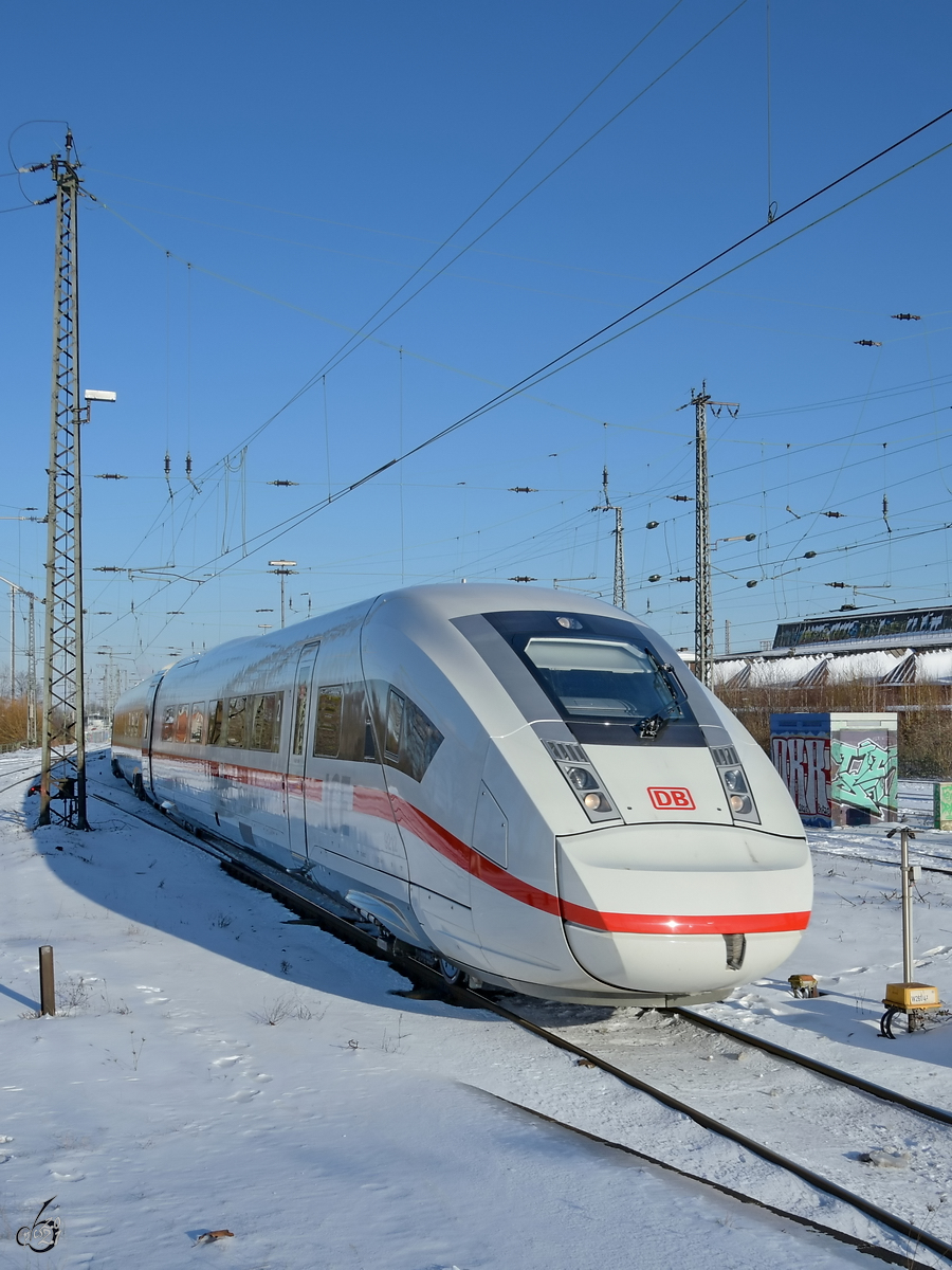 Ein ICE4 (9212) bei der Durchfahrt am Hauptbahnhof Wanne-Eickel. (Februar 2021)