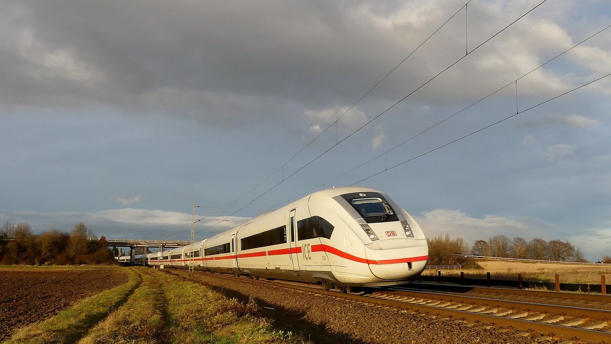Ein ICE4 saust über die Riedbahn zwischen Gernsheim und Groß-Rohrheim. Aufgenommen am 26.12.2017 15:40