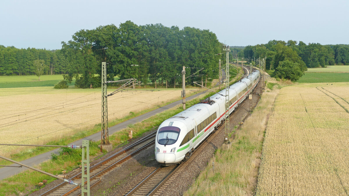 Ein ICET in Richtung Hannover kurz nach der Durchfahrt durch den Bahnhof Linsburg (Bahnstrecke Wunstorf b. Hannover - Bremen).
Aufgenommen im Juni 2022.