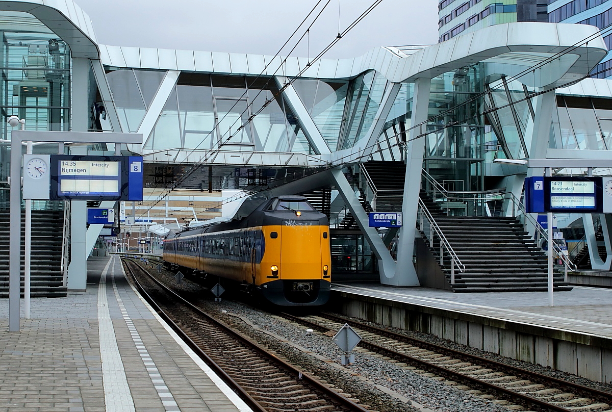 Ein ICM (Koploper) hält am 02.01.2018 auf seinem Weg nach Rosendaal unter der den Blick beherrschenden Fussgängerbrücke von Arnhem Centraal