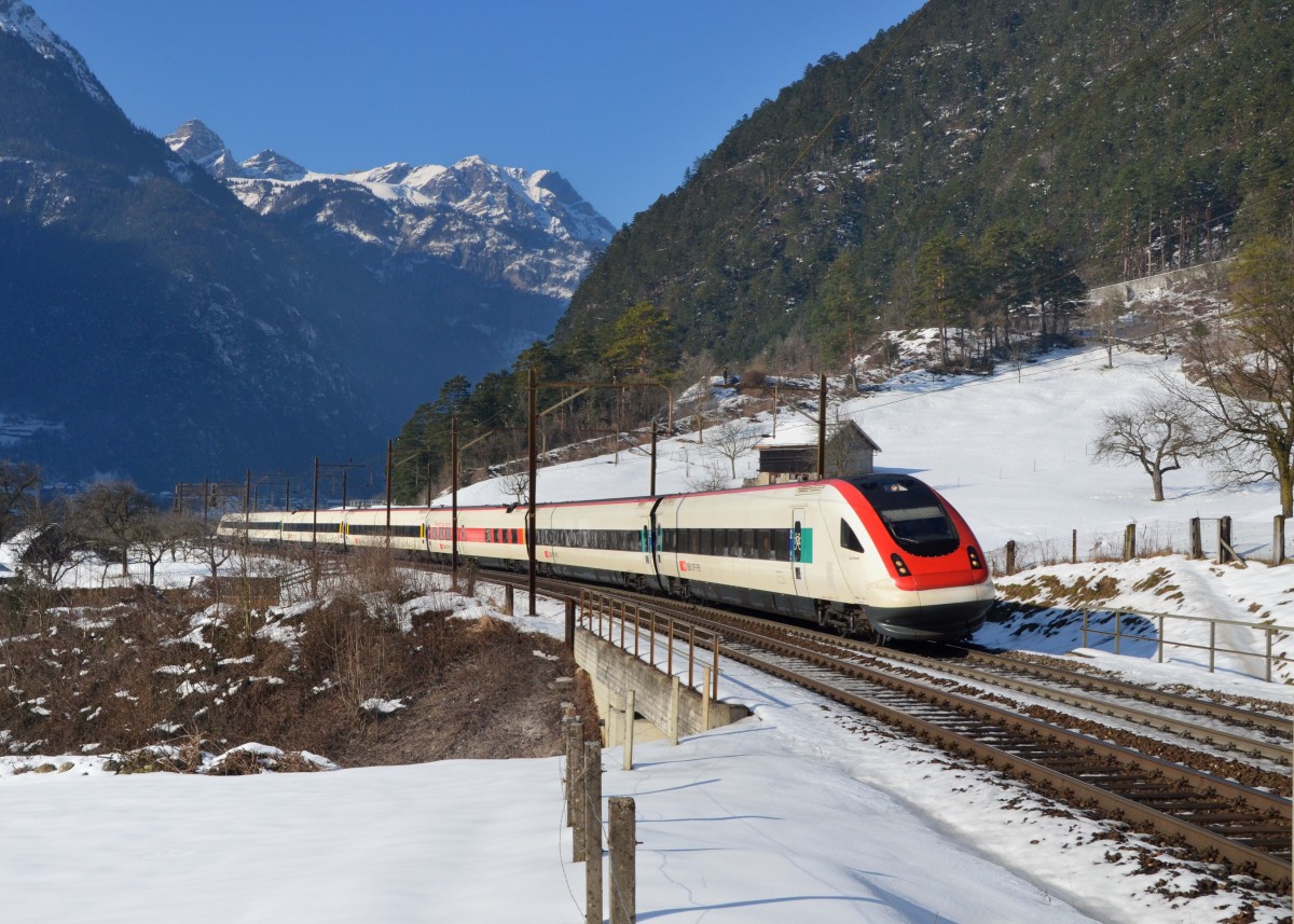 Ein ICN am 11.02.2015 bei Erstfeld. 