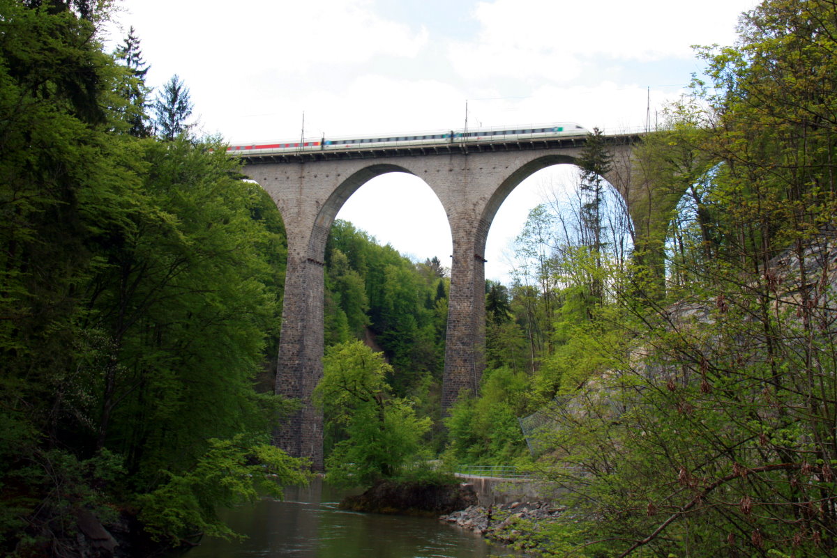 Ein ICN auf dem SBB Sitterviadukt in St. Gallen. Das SBB Sitterviadukt steht vis á vis des SOB Sitterviadukt. Es hat eine Länge von 165 m und eine Höhe von 63 m. Es wurde 1924/25 erbaut; 04.05.2014