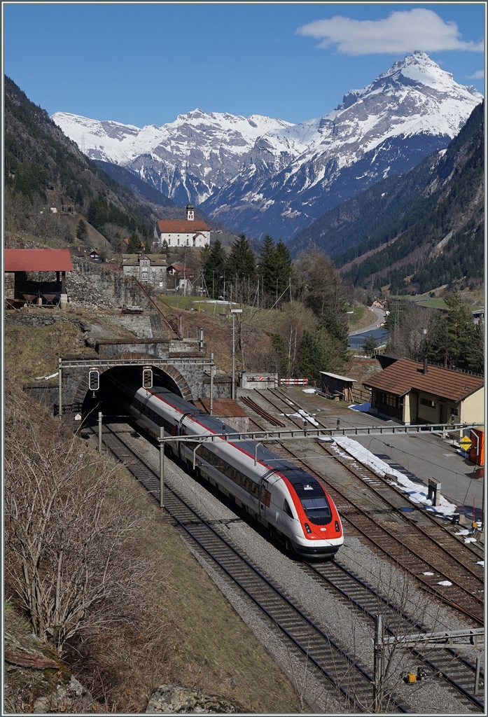 Ein ICN  auf seiner Fahrt Richtung Arth-Goldau verlässt in Wassen die mittlere, 185 Meter lange Entschigtal Galerie.
17. März 2016