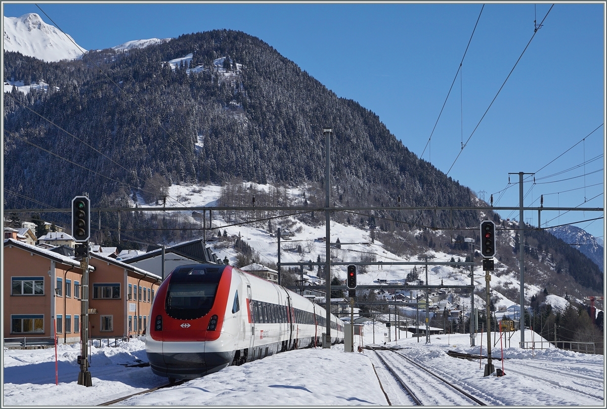 Ein ICN auf seiner Fahrt Richtung Süden hat Gotthardtunnel hinter sich gelassen, und beginnt nun, ohne in Airolo gehalten zu haben, die Fahrt über Gotthard Südrampe. 
Airolo, den 11. Feb. 2016
 