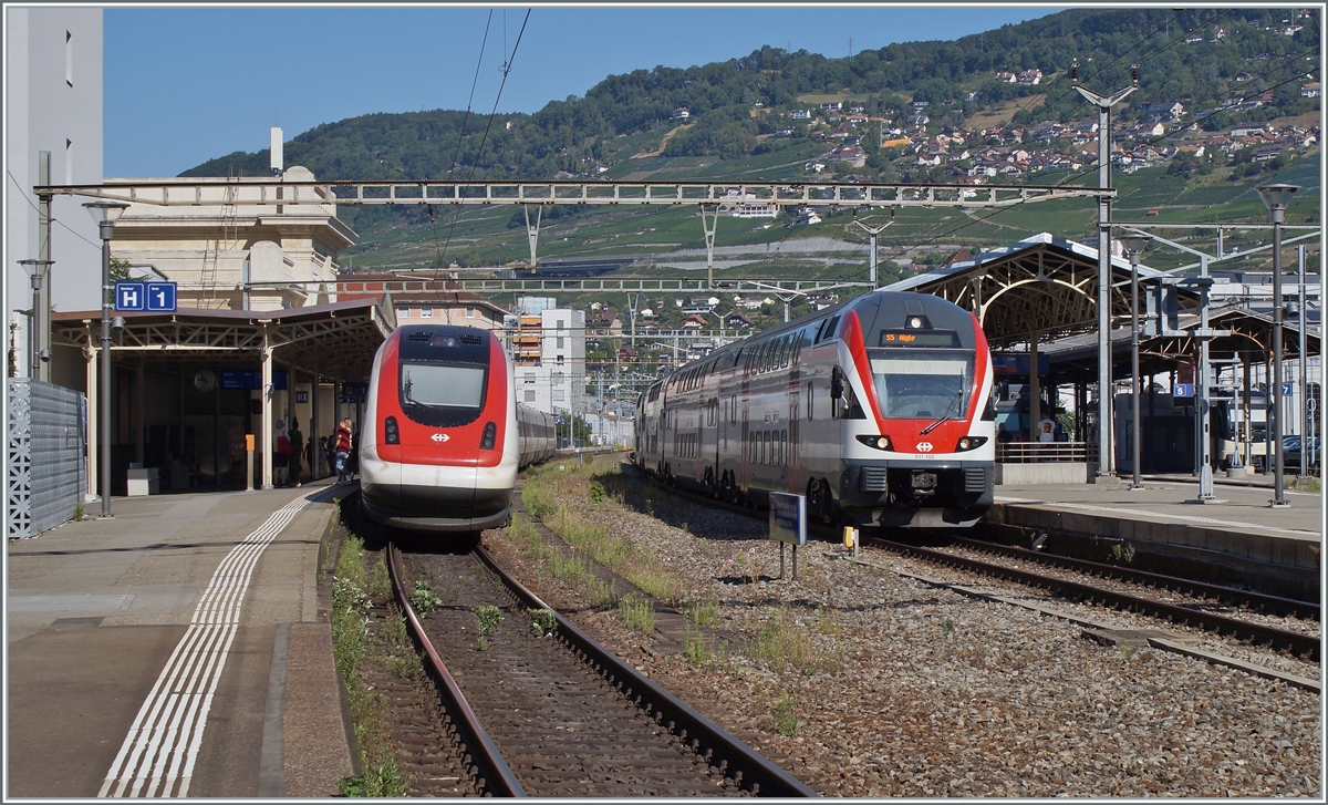 Ein ICN auf der Simplonlinie ist äusserst selten, und ich staunte nicht schlecht als für meine Fahrt nach Lausanne ein solcher auftauchte, wobei sich dann das Fotografieren nicht als einfach erwies, da ich mit dem Zug ja nach Lausanne fahren wollte: Ein SBB RABe 500 (ICN) hält als IR 90 von Brig nach Genève in Vevey und rechts im Bild verlässt der SBB RABe 511 102 als S5 Vevey in Richtung Aigle. 

4. August 2022