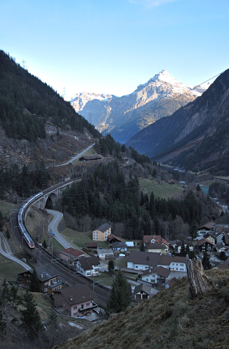 Ein ICN befährt soeben den Spurwechsel auf Höhe der mittleren Meienreussbrücke bei Wassen. Im Hintergrund ist die Chli Windgällen sowie im Vordergrund ein Teil des Dorfes von Wassen zu sehen. 07.12.2016