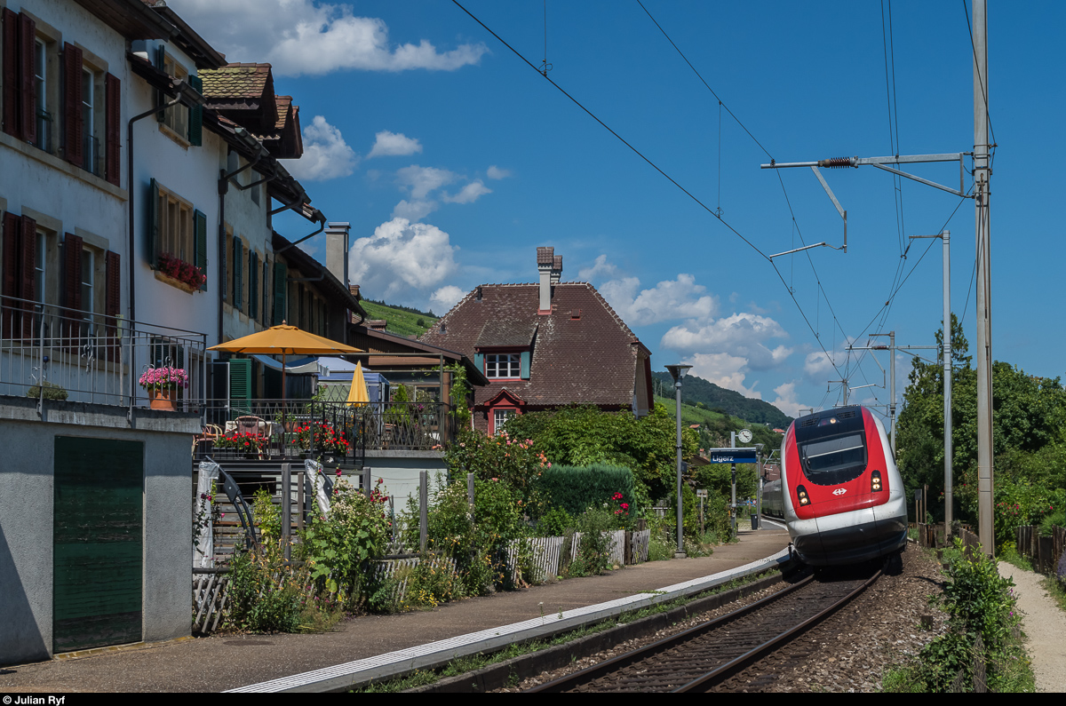 Ein ICN durchfährt am 18. Juli 2016 den malerischen Bahnhof Ligerz auf dem letzten einspurigen Streckenabschnitt der Jurasüdfusslinie. Im Jahr 2025 soll dieser Abschnitt durch einen doppelspurigen Tunnel ersetzt und Ligerz ab dann durch einen Bus bedient werden.