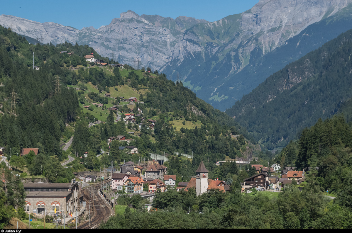 Ein ICN durchfährt am 25. August 2016 in Kürze Gurtnellen an der Gotthard-Nordrampe. Oben am Hang sieht man das ursprüngliche Dorf Gurtnellen, unten an der Bahnlinie der erst beim Bau der Gotthardbahn gross gewordene Ortsteil Gurtnellen Wiler. Beim Bau der Gotthardbahn lebten in Gurtnellen ca. 1600 Leute, heute sind es noch knapp 600. Am Bahnhof halten die Züge nur noch ausserplanmässig, der Ort wird mit einer Buslinie erschlossen.