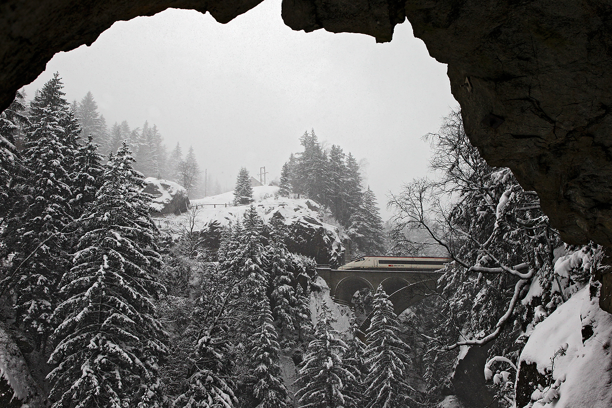 Ein ICN fährt auf der oberen Meienreussbrücke.Bild vom 30.12.2014