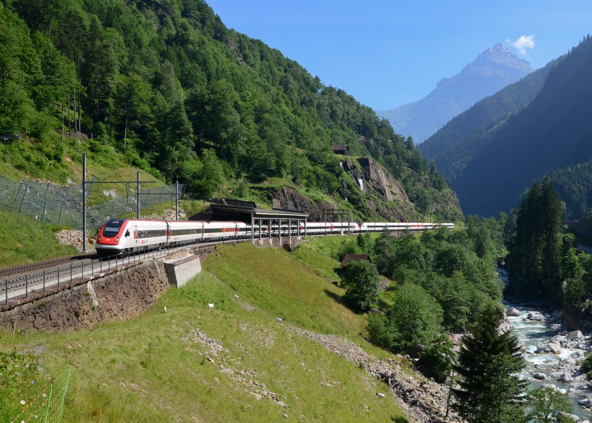 Ein ICN nach Lugano am 21.06.2014 bei Gurtnellen. 