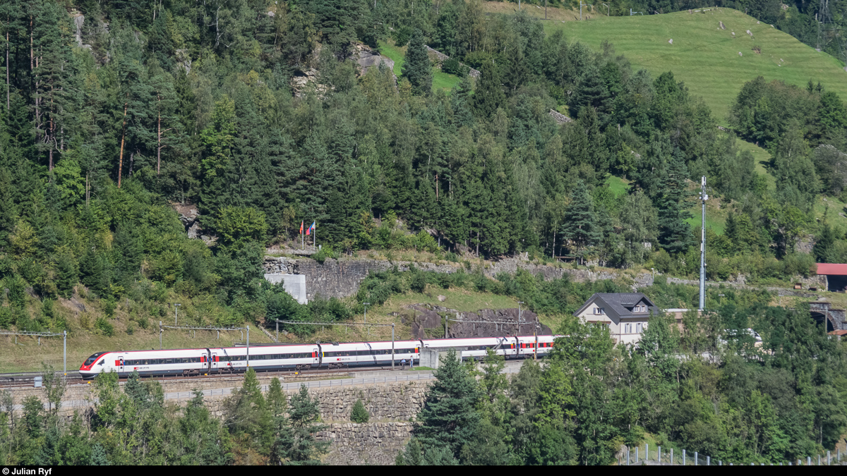 Ein ICN nach Zürich durchfährt am 7. September 2016 den Bahnhof Wassen. <br>
Die Fahne auf der Aussichtsplattform über dem Bahnhof gehört zu den Philippinen. In Manila steht ein Denkmal des philippinischen Nationalhelden José Rizal auf einem Sockel aus Wassner Granit. Über dem Bahnhof findet sich zudem ein kleines Freilicht-Feldbahnmuseum mit Infotafeln zum Granitabbau, zur Gotthardbahn und zu Wassen.<br><br>
Einen Gesamtüberblick über die Strecke rund um Wassen gibt es in diesem Panorama auf Flickr (Panorama in 1200 px Breite macht keinen Spass): <a href= https://www.flickr.com/photos/zettie94/29514755486/ >https://www.flickr.com/photos/zettie94/29514755486/</a>